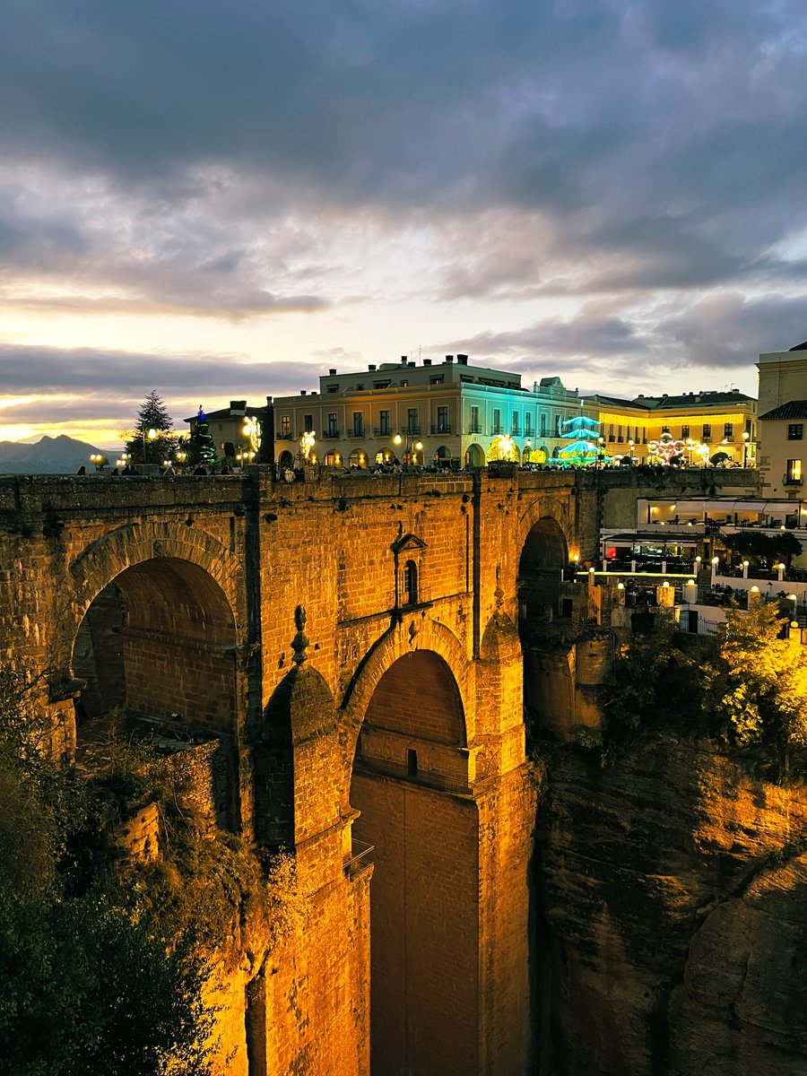 Hoy vi el puente más lindo de toda mi vida.

Fuera de cámara: El grupo de doscientos chinos peleándose por sacar la misma foto 🫣