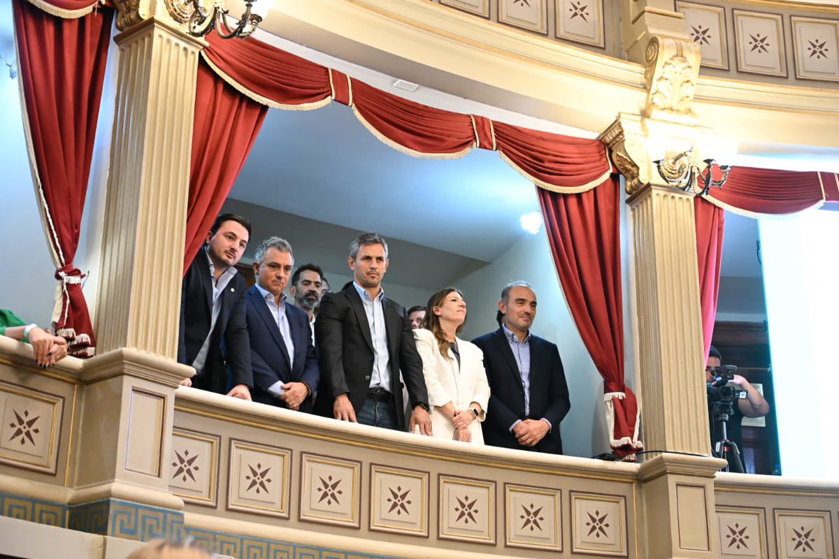 En la jura, estuvieron presentes Sebastián Pareja acompañado del Vicepresidente de <a href="/LLibertadAvanza/">La Libertad Avanza</a> <a href="/MenemMartin/">Martin Menem</a>, <a href="/Lulemenem/">Lulemenem</a> y los diputados provinciales <a href="/agustinromm/">Agustín Romo</a> y <a href="/JuanesOsaba/">Juanes Osaba</a>.