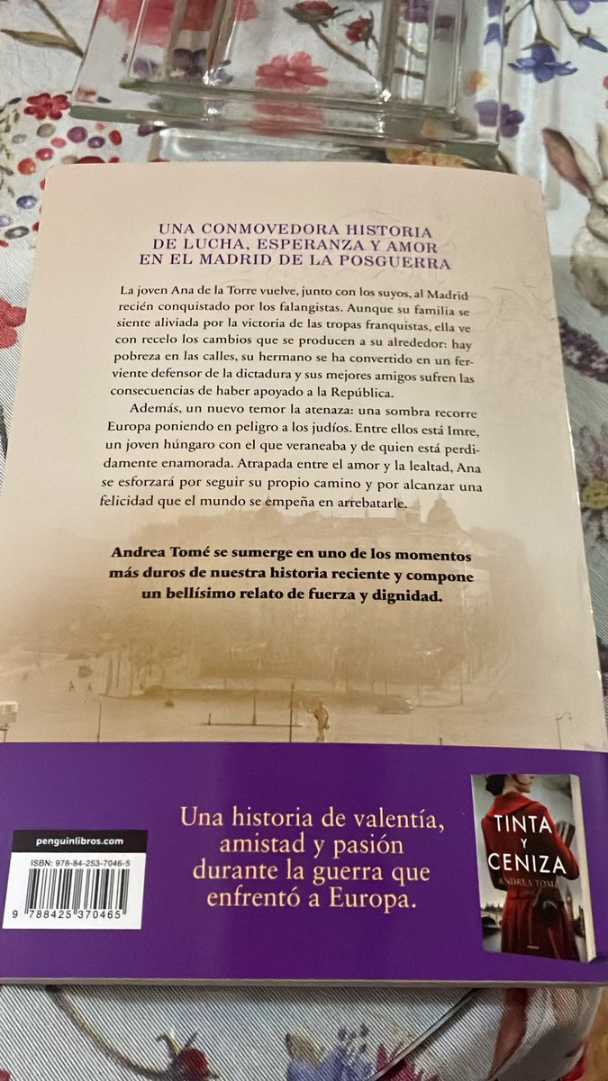 #LaRevuelta hay una escritora gallega, joven y talentosa que escribe unas historias divinas y súper documentadas <a href="/andreatome_/">andrea 🪬 #LasVidasRobadas YA A LA VENTA</a> estaría encantada de tener unos minutos en el programa para hablar de sus obras, sería muy feliz y no os defraudaría, leedla os encantará