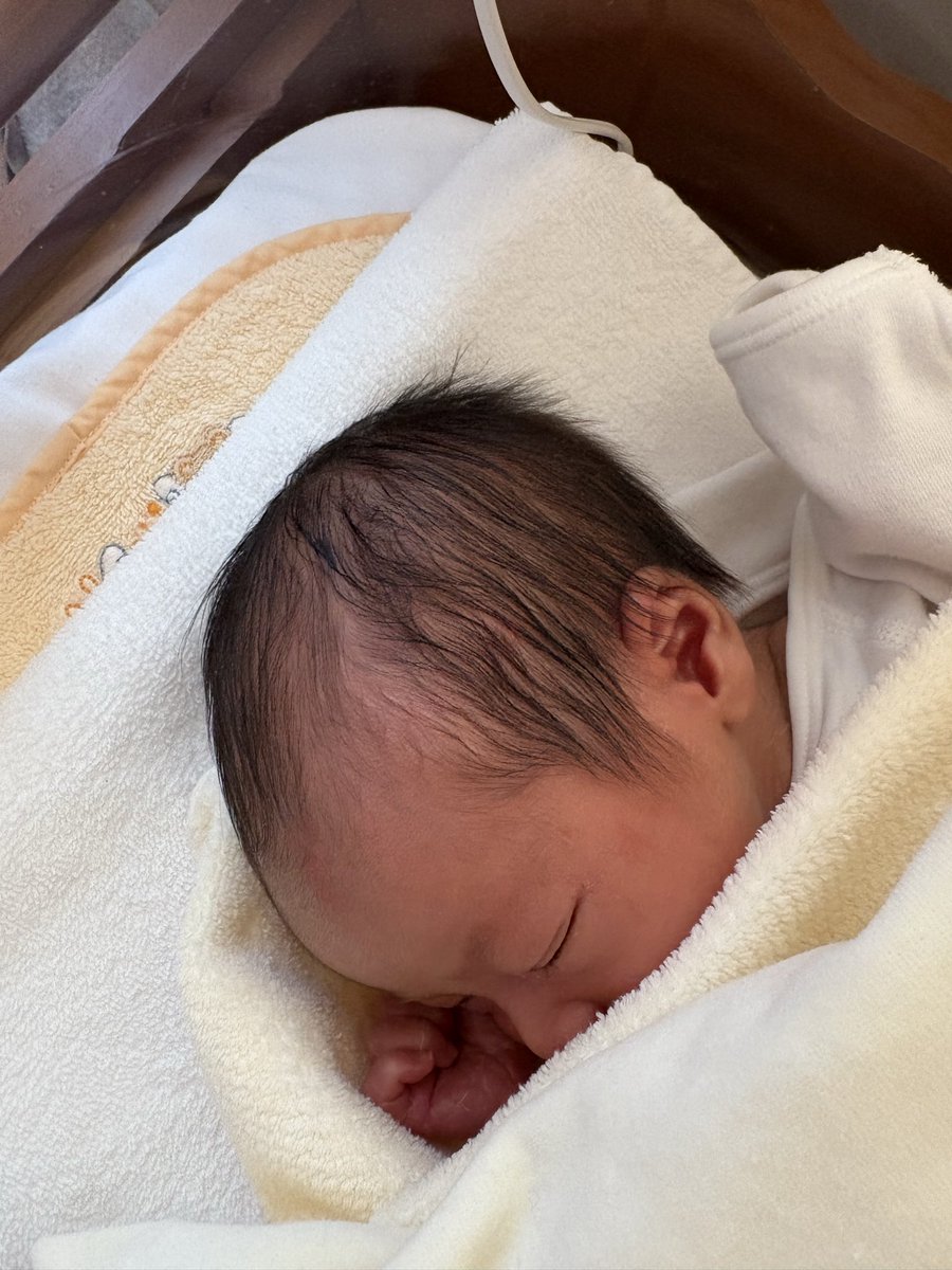 chakira42's tweet photo. 予定日通りのスケジュール管理できるタイプの男の子を出産しました！
顔隠してプライバシー確保してるのも意識高め✨ https://t.co/NfJ6AiWb8Z