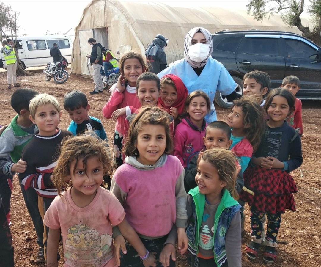 Beni Suriye'ye birçok kez götüren şey, Üsküdar'da simit satan, tevafuken tanıştığım, dokuz yaşında ki Muhammed'in ayağında ki şarapnel  izleri idi. Devrimin ve özgürlüğün birinci yılında  o zeytin dalları altında, inşallah en çok siz mutlusunuzdur çocuklar...🌸