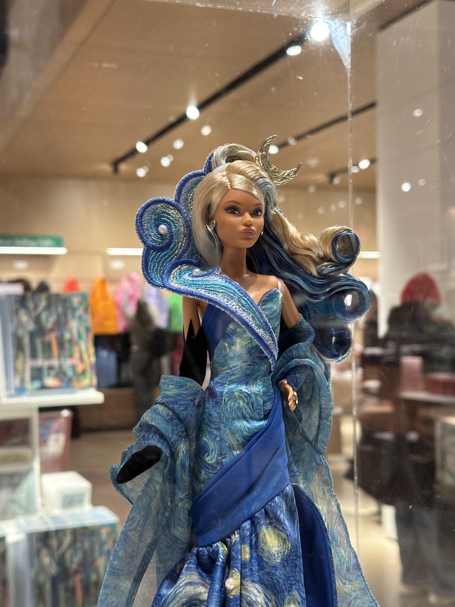 모마X바비 콜라보 인형 아무래도 좀 그래서 옆에 있던 직원에게 “이거 완전 멜라니아잖아 누가 사?” 했더니
MZ직원이 “암 쏘 다잉😂😂😂😂” 함…

근데 졸라 멜라니아임…