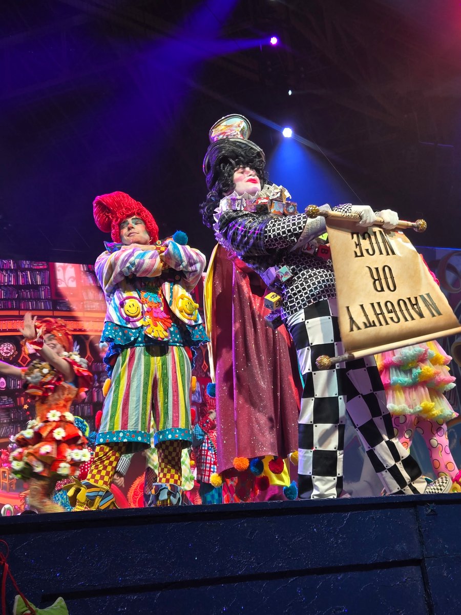 Told you I loved clowns 🖤👀☺

I also loved <a href="/PompSnowCirque/">Pomp, Snow, & CIRQUEumstance</a> <a href="/GaylordPalms/">Gaylord Palms Resort & Water Park</a> as well! The holidays are always so wonderful, even if we don't have a snowy christmas in Florida, there's always something spectacular around the corner!

#cirque #cirquedusoleil #cirquegram #pomp