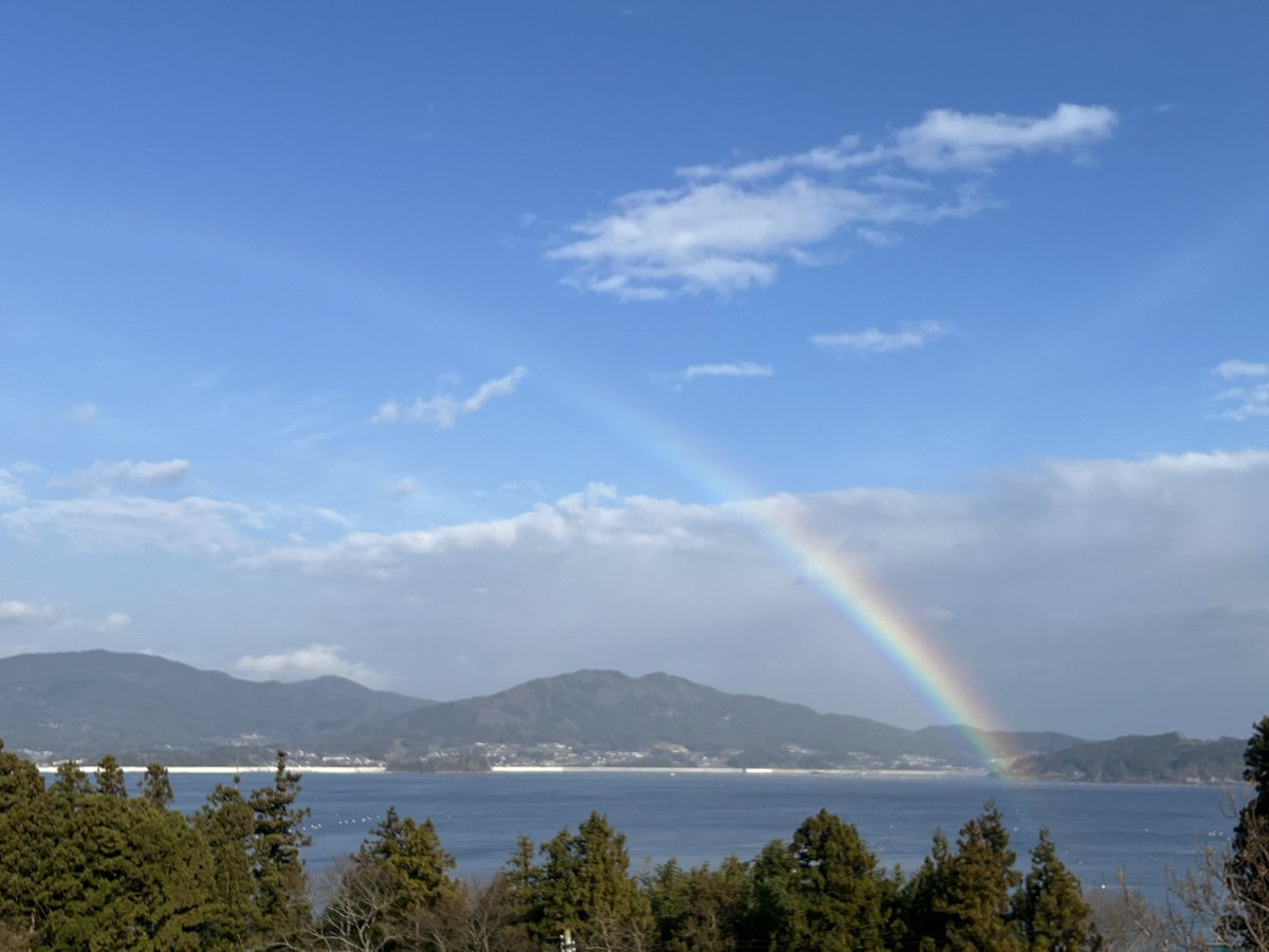 ホテルは立地の為か、広田湾に架かる虹が出やすいきがします😄
昨日も2回ほど虹が出ましたので写真をパシャリ📷
皆さんも雨上がりは是非、空を見上げてみて下さいね
#陸前高田　#岩手