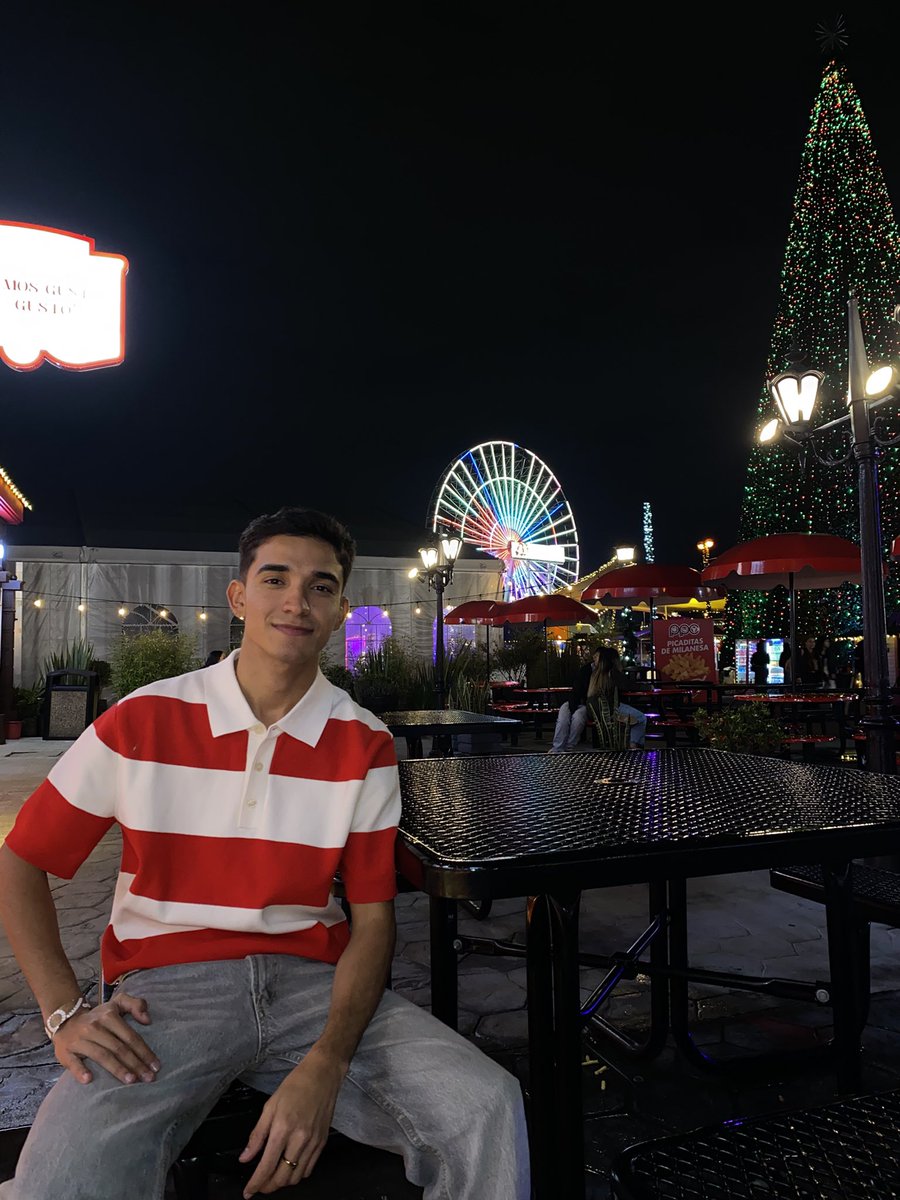 CaraballoMiigue's tweet photo. 🎆🎄 https://t.co/8yjl27r5q3