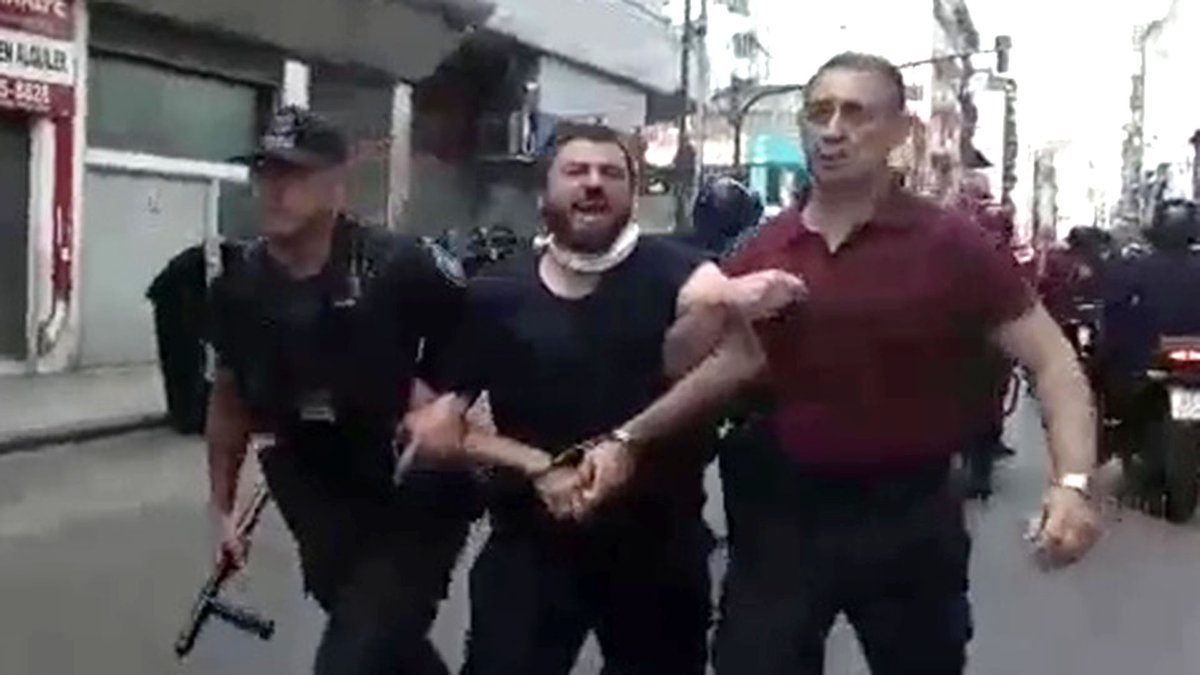 🔴 #URGENTE Van a presentar un proyecto para quitarle los fueros a Juan Grabois tras el escándalo de los comedores fantasma que cerró Jorge Macri. La Justicia va por todo contra el piquetero. Se le viene la noche. Paciencia. Compren pochoclos🍿
¡<a href="/jorgemacri/">Jorge Macri</a> te convertis en héroe!