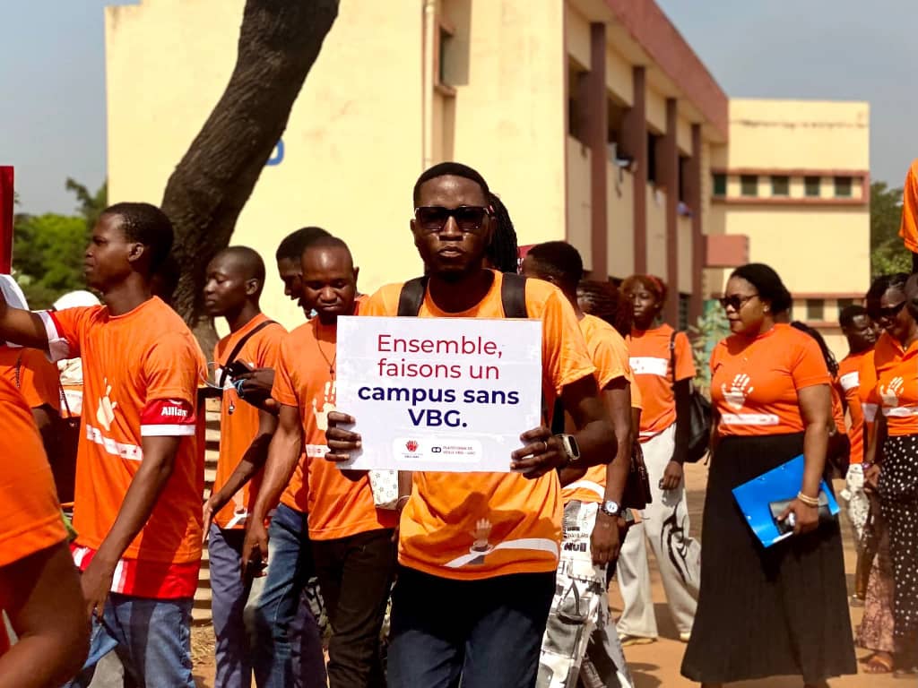 unfpa_benin's tweet image. Université de Parakou - La jeunesse s’est levée pour dire "Tolérance zéro face aux #VBG, y compris en ligne", à travers une marche suivie d'un panel avec COUS-AC, COUS-P et @unfpa_benin, sur le thème : « Les jeunes face aux VBG facilitées par la technologie »
#16Days 
#EndVBG |