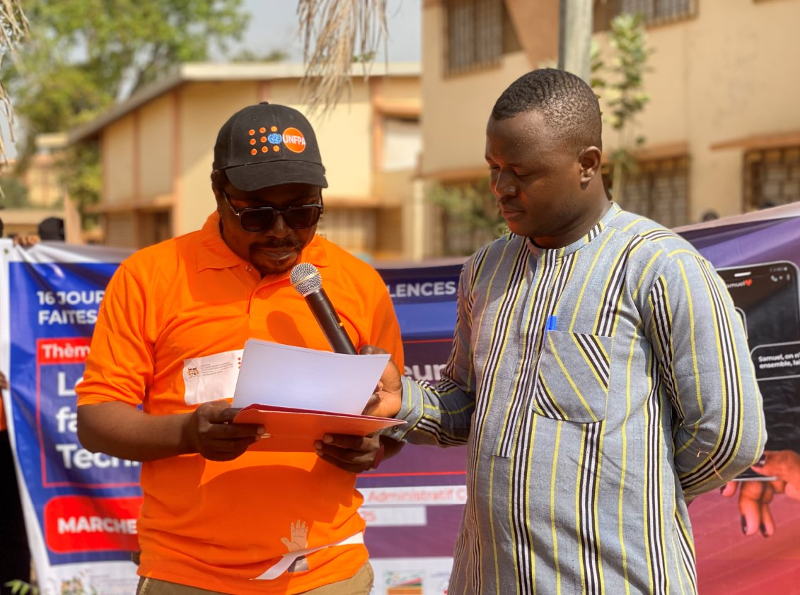 unfpa_benin's tweet image. Université de Parakou - La jeunesse s’est levée pour dire "Tolérance zéro face aux #VBG, y compris en ligne", à travers une marche suivie d'un panel avec COUS-AC, COUS-P et @unfpa_benin, sur le thème : « Les jeunes face aux VBG facilitées par la technologie »
#16Days 
#EndVBG |