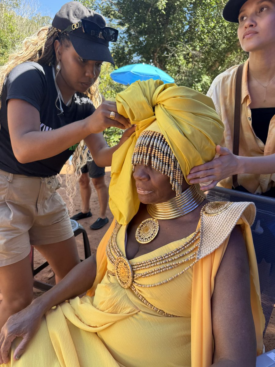 Hoje é dia de Oxum. 💛✨

E minhas águas internas se movem com ainda mais força. Essas imagens foram feitas recentemente em uma cachoeira de Vila Bela da Santíssima Trindade, no Mato Grosso, durante as filmagens do meu próximo longa, “Somos Tereza”, que contará a história de