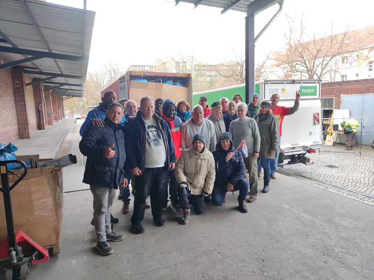 !Gracias al movimiento dr Solidaridad con #Cuba en #Alemania! Miembros de Red de Solidaridad con Cuba, <a href="/cubasiberlin/">Cuba Sí</a> y cubanos residentes cargaron contenedor con ayuda para afectados por huracán Melissa en Santiago de Cuba. #CubaNoEstáSola #FuerzaCuba