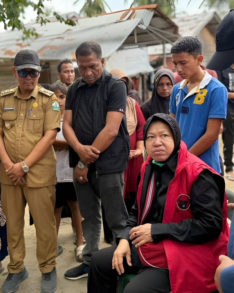 GenBanteng_'s tweet photo. Bencana bukan cuma soal data dan kerusakan, tapi tentang manusia, keluarga, dan harapan yang ikut terhantam.
Walaupun sudah tidak menjadi menteri sosial, Bu Risma tetap terjun ke lapangan melihat langsung kondisi warga Aceh yang terdampak.
#PDIPerjuangan #genb #trirismaharini https://t.co/NgHaD9QfRy