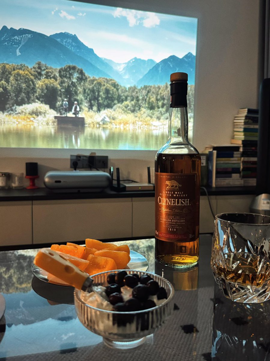 Alina46125's tweet photo. Nothing beats a warm winter night in. Wine, candlelight, and a classic movie the perfect recipe for relaxation.🙈 https://t.co/14SbpjWFIJ