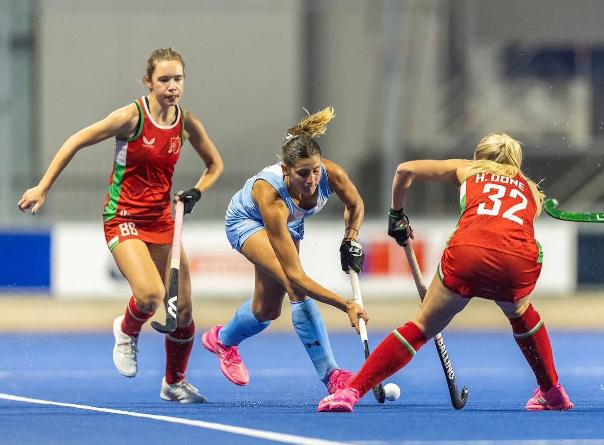 juegargentina's tweet photo. #Hockey 🏑 #Sub21 #Santiago 📷FIH ::
Las #Leoncitas quieren meterse entre las 4 mejores del Mundial Junior 💪 #JWC2025
:: Cuartos de Final ::
20:15hs 🇦🇷 Argentina vs Alemania 🇩🇪
📺ESPN 3, Disney+ (PAGO)
👉En VIVO https://t.co/sKOKfWgbYz https://t.co/rPxUiJmqTt