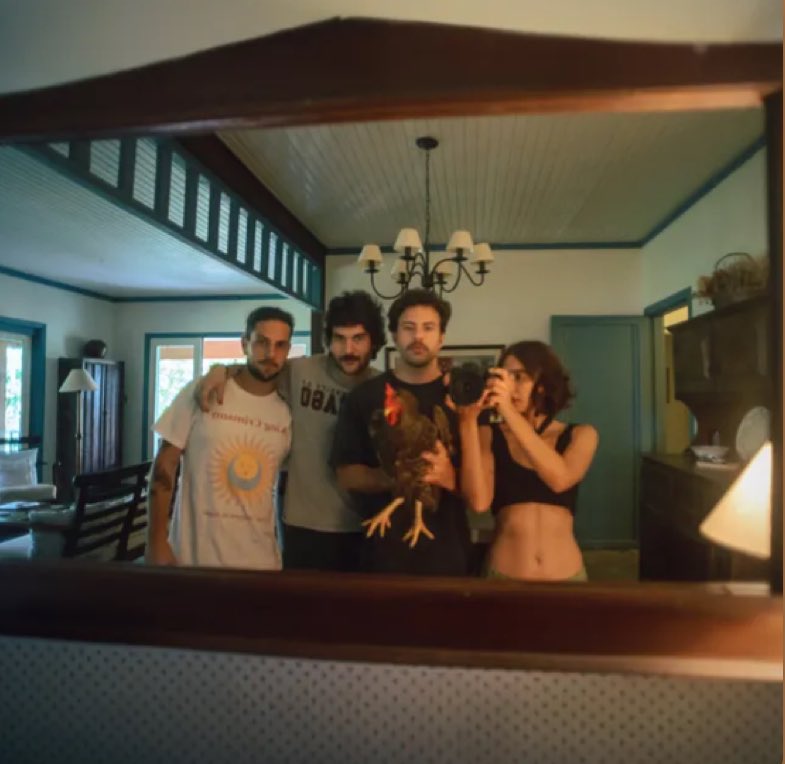 conexaopopsite's tweet photo. FOTO EM GRUPO, banda com Ana Caetano (anavitória) e Pedro Calais (Lagum) anuncia o primeiro álbum para essa sexta-feira (12). Vão dar play? https://t.co/I5cfVcJeI9