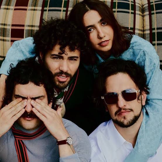 FOTO EM GRUPO, banda com Ana Caetano (anavitória) e Pedro Calais (Lagum) anuncia o primeiro álbum para essa sexta-feira (12). Vão dar play?