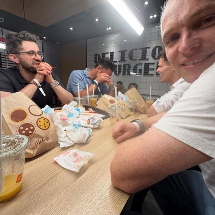 se fue a bailar y cuando salió se comió un mac
lando tranquilamente podría ser argentino