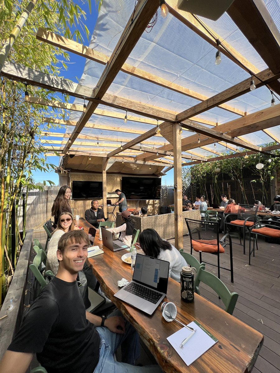 RT @adelwu_: el rey @swyx y las vibras inmaculadas en el retiro de escritores de desarrollo de 2025 🫶🌴