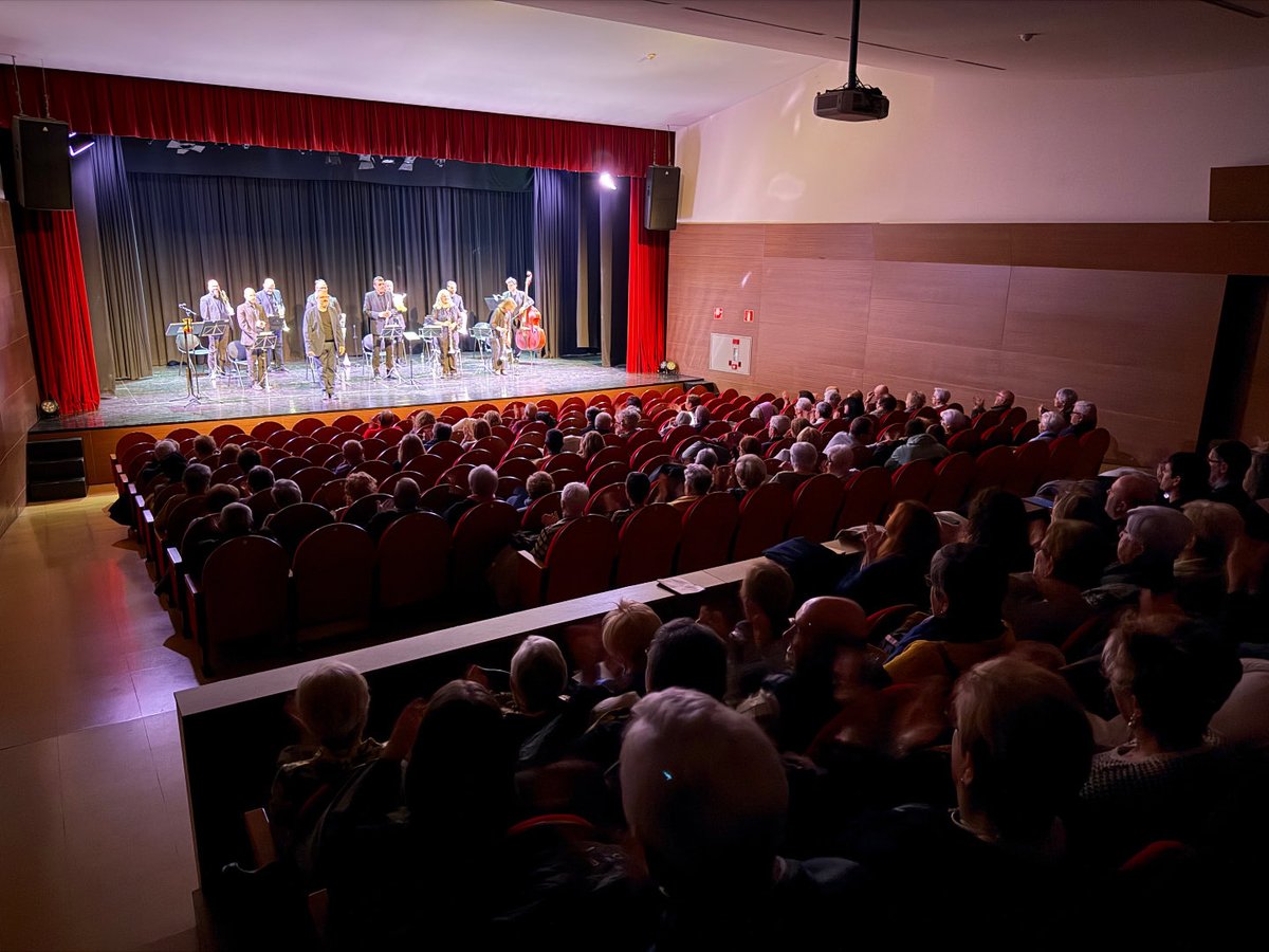 Concert de Nadal a Olesa 🎄 Estem així de contents perquè no passa cada dia poder tocar sis sardanes de Juli Garreta! #MésGarreta! ✨ Gràcies <a href="/acf_olesa/">ACF Olesa Sardanista</a> per fer-nos la proposta! 📸 <a href="/AjuntamentOlesa/">Ajuntament d'Olesa</a>
