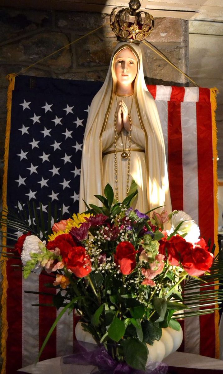 Veroflamencos's tweet photo. Mensaje de la Casa Blanca USA en celebración de la Solemnidad de la Inmaculada Concepción, patrona de los Estados Unidos:

"Hoy, reconozco a todos los estadounidenses que celebran el 8 de diciembre como un día sagrado en honor a la fe, la humildad y el amor de María, madre de Jesús y una de las figuras más importantes de la Biblia.

En la Fiesta de la Inmaculada Concepción, los católicos celebran lo que creen que fue la liberación de María del pecado original, como madre de Dios.  Su historia comienza cuando, según las Sagradas Escrituras, el ángel Gabriel la saludó en la aldea de Nazaret con la noticia de un milagro: «¡Salve, llena de gracia! El Señor está contigo», anunciándole que «concebirás en tu vientre y darás a luz un hijo, y le pondrás por nombre Jesús».

En uno de los actos más profundos y trascendentales de la historia, María aceptó heroicamente la voluntad de Dios con confianza y humildad: «He aquí la sierva del Señor; hágase en mí según tu palabra». La decisión de María cambió para siempre el curso de la humanidad. Nueve meses después, Dios se hizo hombre cuando María dio a luz a su hijo, Jesús, quien ofrecería su vida en la cruz para la redención de los pecados y la salvación del mundo.

Durante casi 250 años, María ha desempeñado un papel fundamental en la historia de Estados Unidos. En 1792, menos de una década después del final de la Guerra de Independencia, el obispo John Carroll, primer obispo católico de Estados Unidos y primo de Charles Carroll, firmante de la Declaración de Independencia, consagró a nuestra joven nación a la madre de Cristo. Menos de un cuarto de siglo después, los católicos atribuyeron a María la sorprendente victoria del general Andrew Jackson sobre los británicos en la decisiva Batalla de Nueva Orleans. Cada año, el 8 de enero, los católicos celebran una misa de acción de gracias en Nueva Orleans en memoria de la ayuda de María para salvar la ciudad.

A lo largo de los siglos, figuras emblemáticas estadounidenses como Elizabeth Ann Seton, Frances Xavier Cabrini y Fulton Sheen, quienes dedicaron sus vidas a glorificar a Dios sirviendo a los demás, profesaron una profunda devoción a la Virgen María. La Basílica del Santuario Nacional de la Inmaculada Concepción, ubicada en el corazón de la capital de nuestra nación, honra a María como la iglesia más grande de Norteamérica. El himno atemporal "Ave María" sigue siendo muy apreciado por innumerables personas. Ella ha inspirado la fundación de innumerables iglesias, hospitales y escuelas. Casi 50 universidades y colegios estadounidenses llevan el nombre de María. Y, dentro de pocos días, el 12 de diciembre, los católicos de Estados Unidos y México celebrarán la inquebrantable devoción a María que se originó en el corazón de México —lugar donde se encuentra la hermosa Basílica de Nuestra Señora de Guadalupe— en 1531. Al acercarnos a los 250 años de la gloriosa independencia estadounidense, reconocemos y agradecemos, con profunda gratitud, el papel de María en la promoción de la paz, la esperanza y el amor en Estados Unidos y más allá de nuestras fronteras.

Hace más de un siglo, en medio de la Primera Guerra Mundial, el Papa Benedicto XV, líder de la Iglesia Católica Romana, encargó y dedicó una majestuosa estatua de María, Reina de la Paz, que representa a la Virgen con el Niño Jesús y una rama de olivo, para que los fieles cristianos se inspiraran en su ejemplo de paz y oraran por el fin de la terrible masacre. Pocos meses después, terminó la Primera Guerra Mundial. Hoy, volvemos a mirar a María en busca de inspiración y aliento mientras oramos por el fin de la guerra y por una nueva y duradera era de paz, prosperidad y armonía en Europa y en todo el mundo.

En su honor, y en un día tan especial para nuestros ciudadanos católicos, recordamos las sagradas palabras que han brindado ayuda, consuelo y apoyo a generaciones de creyentes estadounidenses en tiempos de necesidad:

Dios te salve, María, llena de gracia, el Señor es contigo. Bendita Tú eres entre todas las mujeres y bendito es el fruto de tu vientre, Jesús. Santa María, Madre de Dios, ruega por nosotros los pecadores ahora y en la hora de nuestra muerte. Amén"

Dicen que cuando un protestante está cerca de convertirse al Catolicismo, inicia con la veneración a María. Creo que lo mismo le está pasando a esta nación! 

Viva la Santísima Virgen Inmaculada