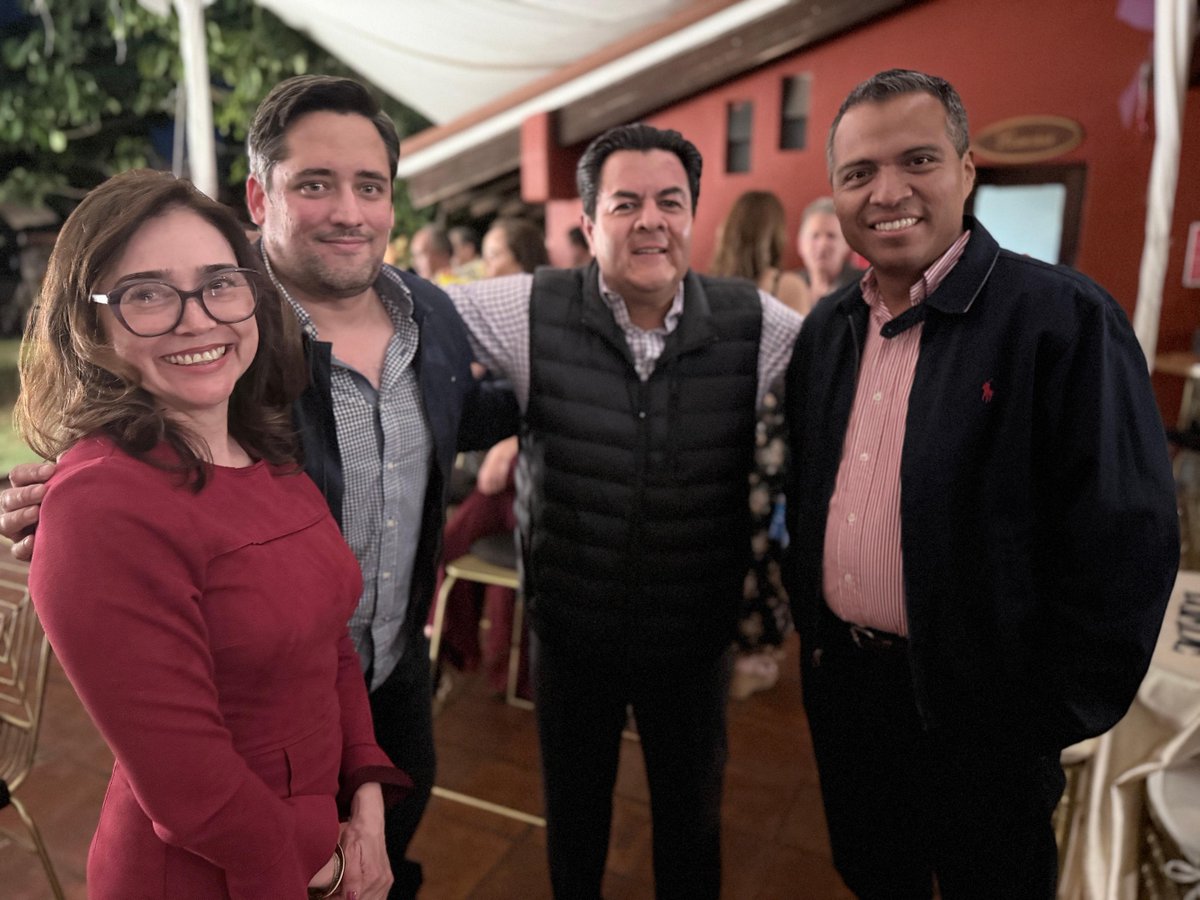 egade's tweet photo. 💙✨ Así vivimos el brindis de fin de año en #EGADE Querétaro: una comunidad unida, agradecida y lista para un gran 2026.

#EGADELife https://t.co/JUGU88sm13