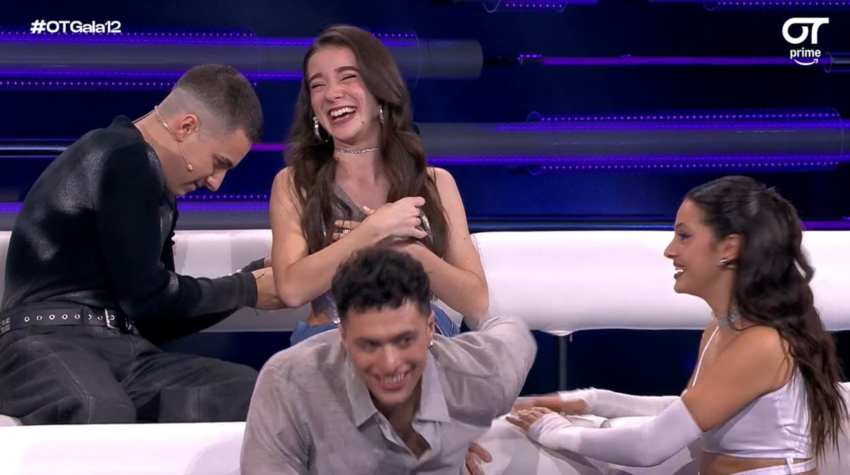 Se le ha reventado el top de la emoción. 
Cristina última favorita de OT 2025. #OTGala12