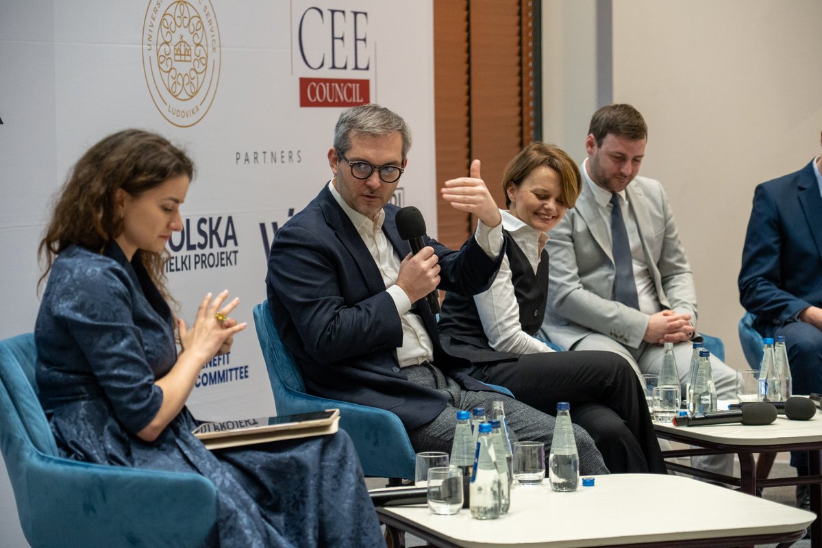 ceecfoundation's tweet photo. Our third panel: Security in the Era of the Energy Transition.

@SmiechLiliana 
@JEmilewicz 
Csaba Gondola
@IzdebskiMarc 
Marek Niedużak
@niwcrso https://t.co/QlWblEfj91