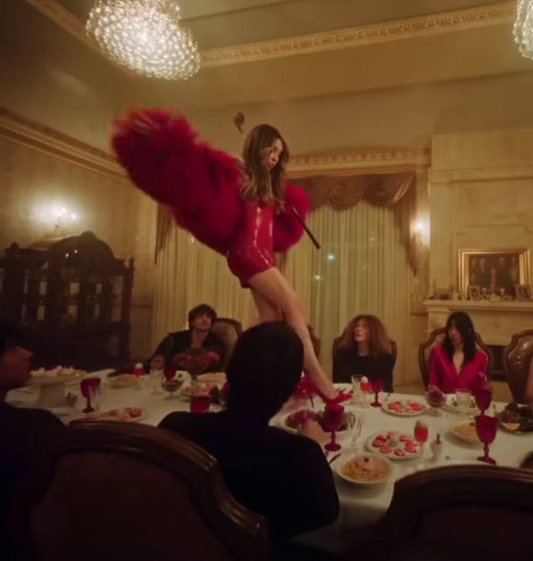 welllwellwellll's tweet image. Madre viene a servir con el esperado video de “Heterocromia” 

11/12/25