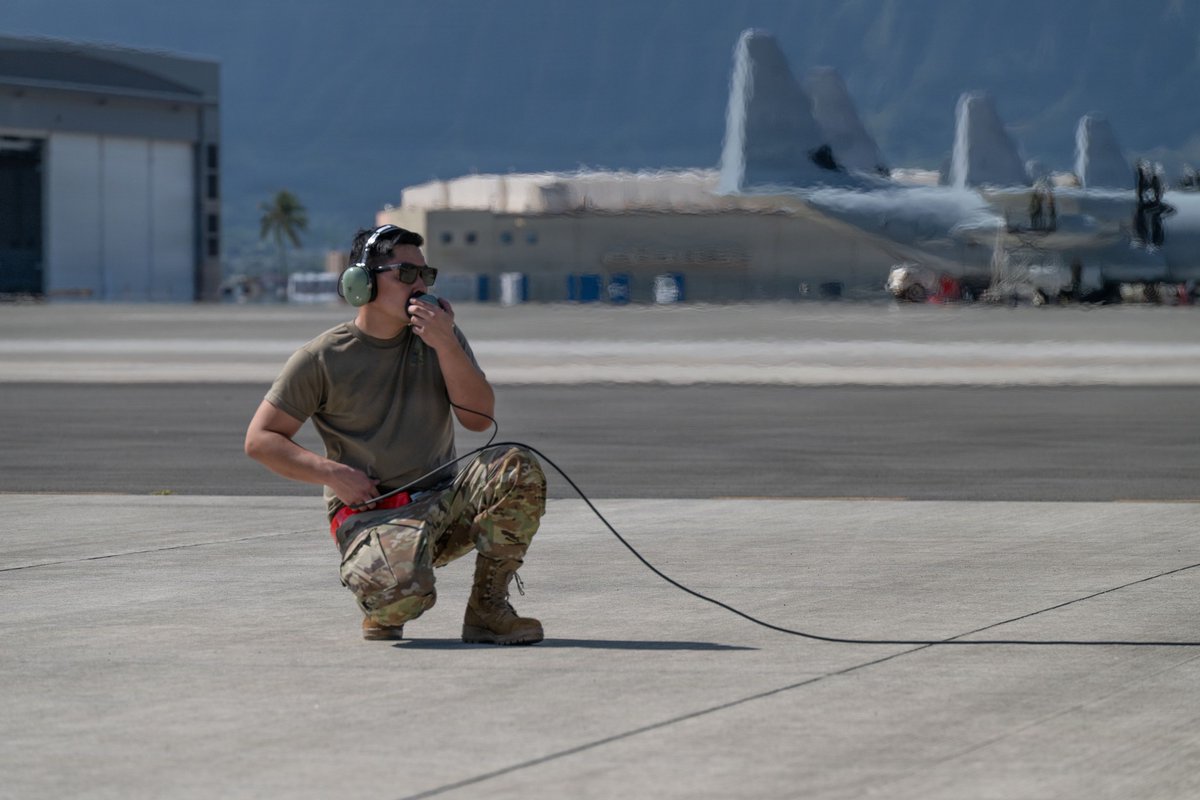 AirNatlGuard's tweet image. #TotalForce Airmen with the @HiAirGuard and 15th Wing rapidly recovered, refueled, and rearmed F-22 Raptors between consecutive combat training sorties.

Rapidly regenerating #airpower in contested environments enables our forces to be more agile and lethal at a moment's notice.