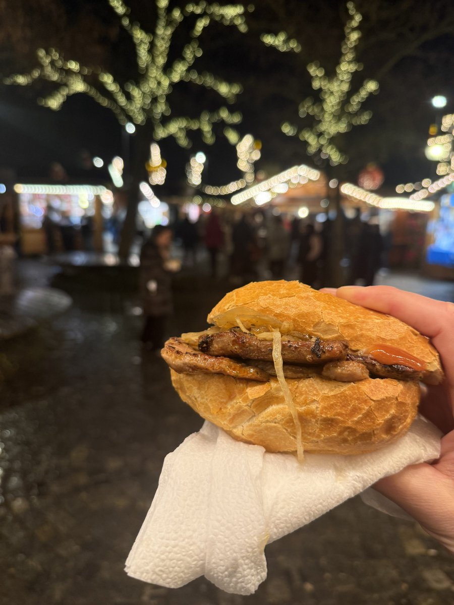 Субъективно в этом году на новогодней ярмарке меньше народу. То ли погода дрянь, то ли денег нет, то ли по соображениям безопасности. А нам что? Мы драников поели да булкой закусили.