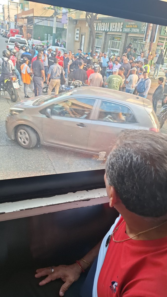 #Guayaquil
Se reporta balacera a la altura de City Mall, una persona herida de bala, perdiendo mucha sangre .