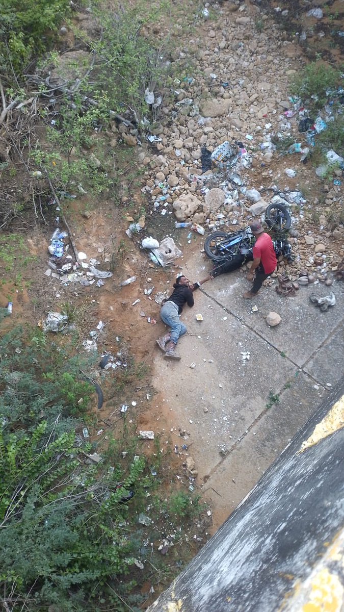 NoticiasFalcon's tweet photo. ¡Se salvó de milagro! En horas de la mañana de este lunes, se registró un accidente de tránsito en la Morón - Coro, a la altura del sector La Ensenada de Puerto Cumarebo.⁣

Motorizado cayó desde una altura de aproximadamente 8 metros, en el puente La Ensenada municipio Zamora. https://t.co/4cd0Vf2fpC