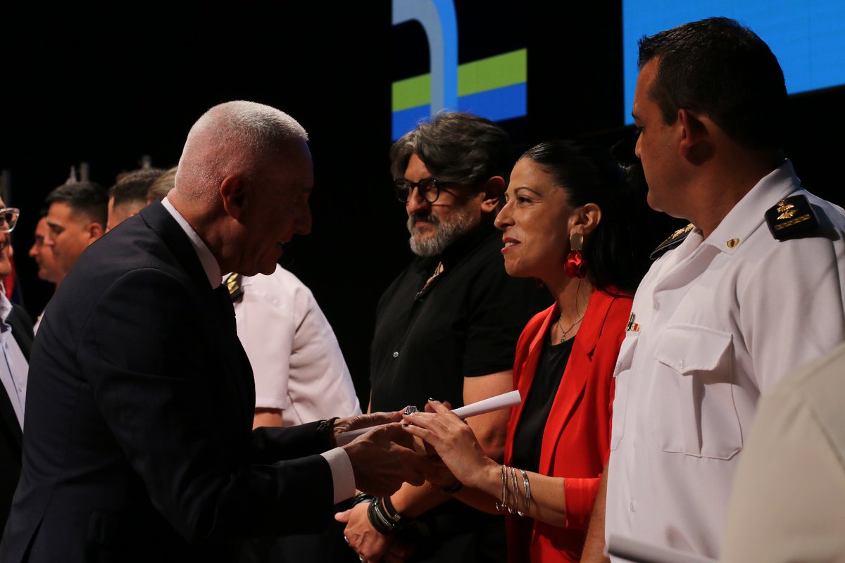 Hoy participamos del 15° Aniversario del Instituto Nacional de Rehabilitación junto a autoridades ministeriales y policiales. 

Saludamos al equipo de dirección, técnicos, funcionarias y funcionarios que realizan una incansable labor, avanzando en una intervención penitenciaria