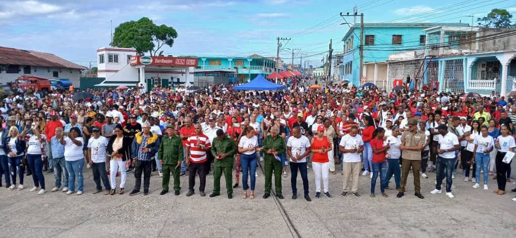 GEORGE80283962's tweet photo. #AnapSantiago:
Celebró el pueblo del municipio #SanLuis con mucho colorido y alegría el acto por el aniversario de su #Liberacion con la presencia de su Primer Secretario del Partido @yu y reafirmaron el apoyo incondicional de la tierra de los #Maceos a la Revolución.
#ANAPCuba https://t.co/l2va5bdL3L