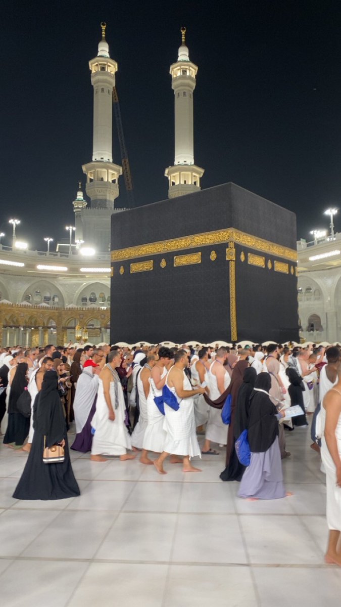 الحمدلله على تمام العُمرة. 🕋
رزقني الله هواء مكة وسكينتها وعُمرة تريح نَفسي.
اللهم لا تجعل هذا آخر عهدنا ببيتك الحرام، وأستودعتك أدعية فاض بها قلبي فاستجبها.
اللهم زد هذا البيت تشريفًا وتعظيمًا، واجعل هذا البلد آمنًا🤍🙏🏻