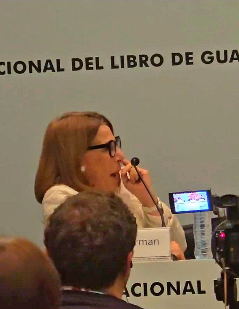 Qué difícil es que llegues a vieja pretendiendo demostrar que eres escritora, periodista, analista política e intelectual, y se te recuerde como la anciana vendida que se sacó un moco en la FIL.

¿La arroban? ya saben por qué.