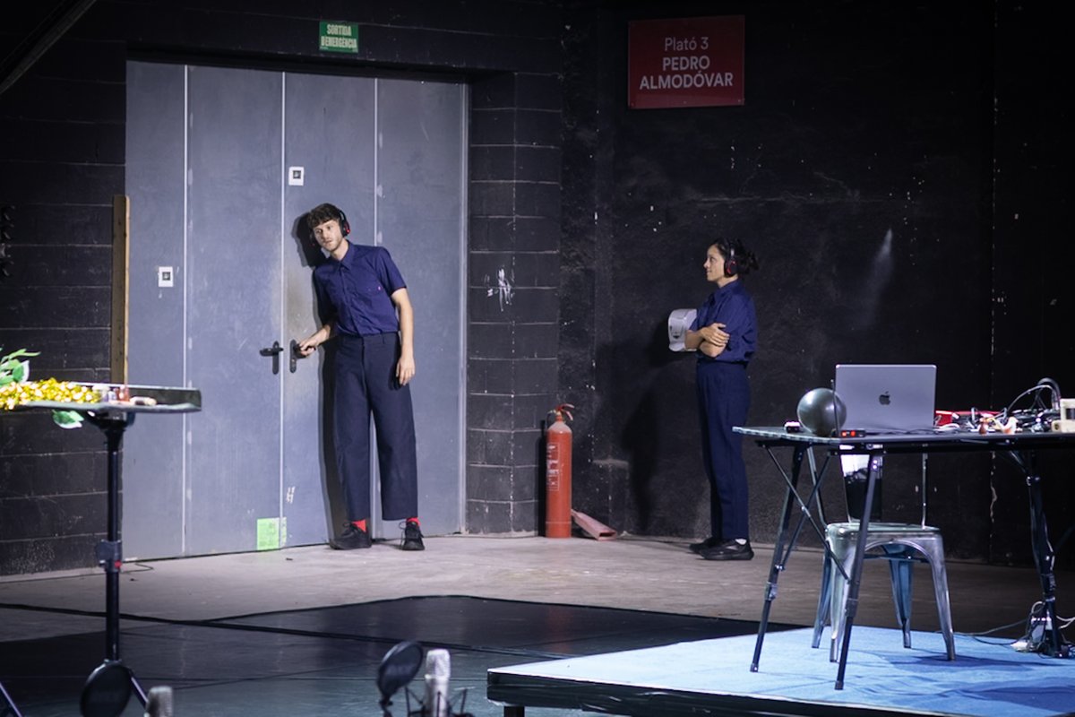 Esta semana llega a Réplika Teatro el estreno en Madrid de SI FUERA UNA PELÍCULA de Macarena Recuerda Shepherd. Una obra en la que el juego se desarrolla mediante una sesión de foley: es decir, la construcción detallada de paisajes sonoros propios del cine.

→ 12, 13 y 14 dic