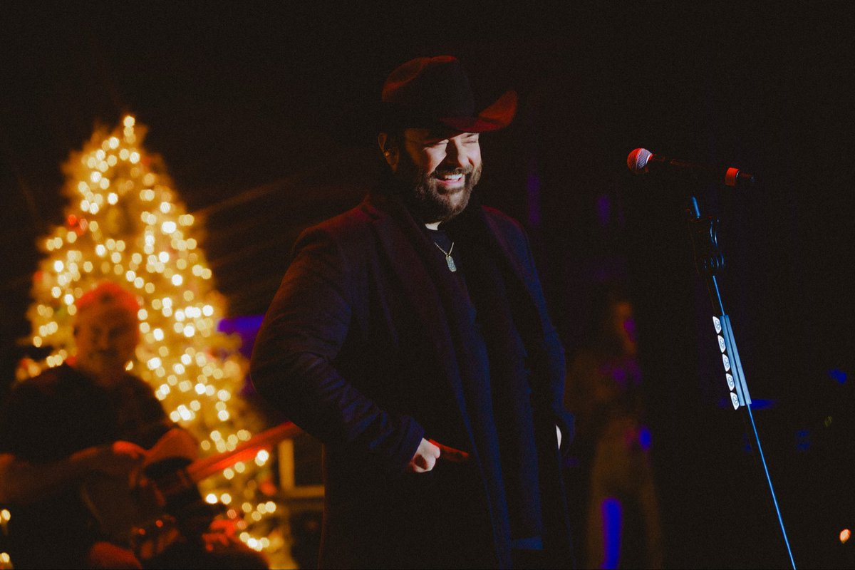 Active_AI_'s tweet image. Having a blast on this acoustic Christmas tour! Love being able to share the holiday’s with y’all. Headed to the NE this weekend! Go grab your tix. 🎄

chrisyoungcountry.com/tour