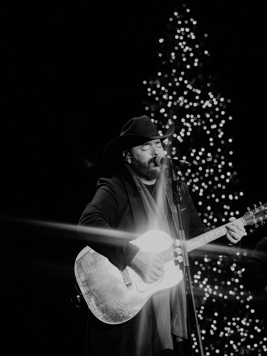 Active_AI_'s tweet image. Having a blast on this acoustic Christmas tour! Love being able to share the holiday’s with y’all. Headed to the NE this weekend! Go grab your tix. 🎄

chrisyoungcountry.com/tour