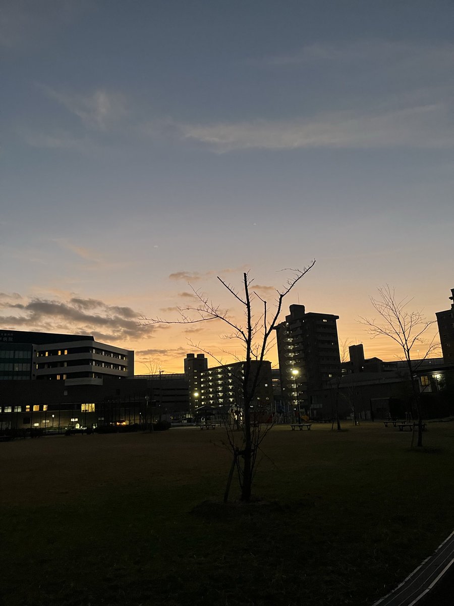 n_kanko's tweet photo. 朝日が昇る前
今日はそんなに寒くない！
#朝ウォーキング
#朝日 https://t.co/fpdcJsLxAI