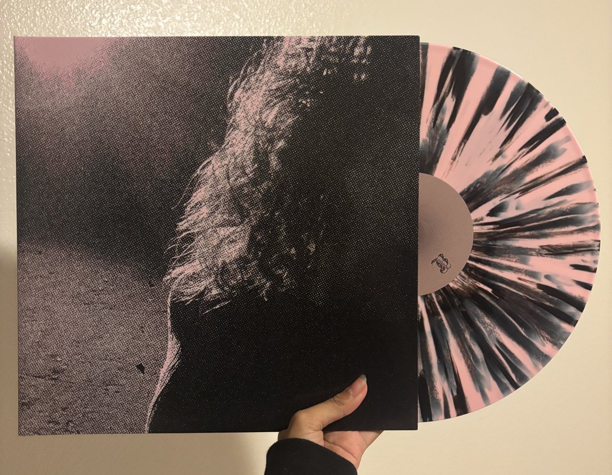 slimepointegf's tweet image. my ghostholding vinyl finally got here !