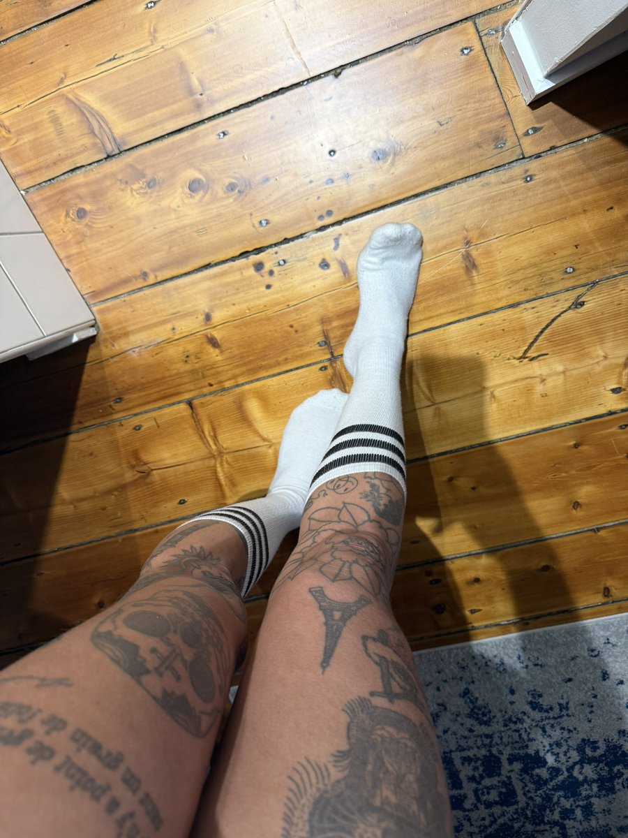 Trois jours que je porte les mêmes chaussettes pour me faire ghoster par le mec qui voulait les acheter , quelle vie
