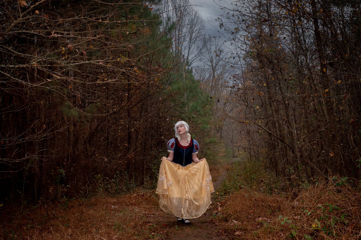 AvemLux's tweet image. 🎶 Mirror, Tell me Something 🎶

This shoot has literally been in my dreams since i was 13 (a whole 11 years 🥲) and finally happened this year 

Weiss from @OfficialRWBY
Pictures by ConradMedia on insta

#snowwhite #weiss #rwby