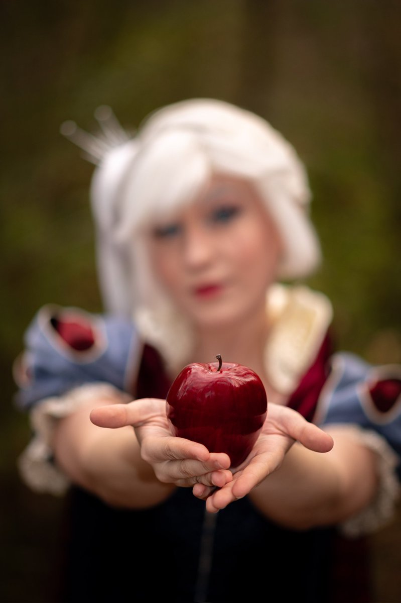 AvemLux's tweet image. 🎶 Mirror, Tell me Something 🎶

This shoot has literally been in my dreams since i was 13 (a whole 11 years 🥲) and finally happened this year 

Weiss from @OfficialRWBY
Pictures by ConradMedia on insta

#snowwhite #weiss #rwby