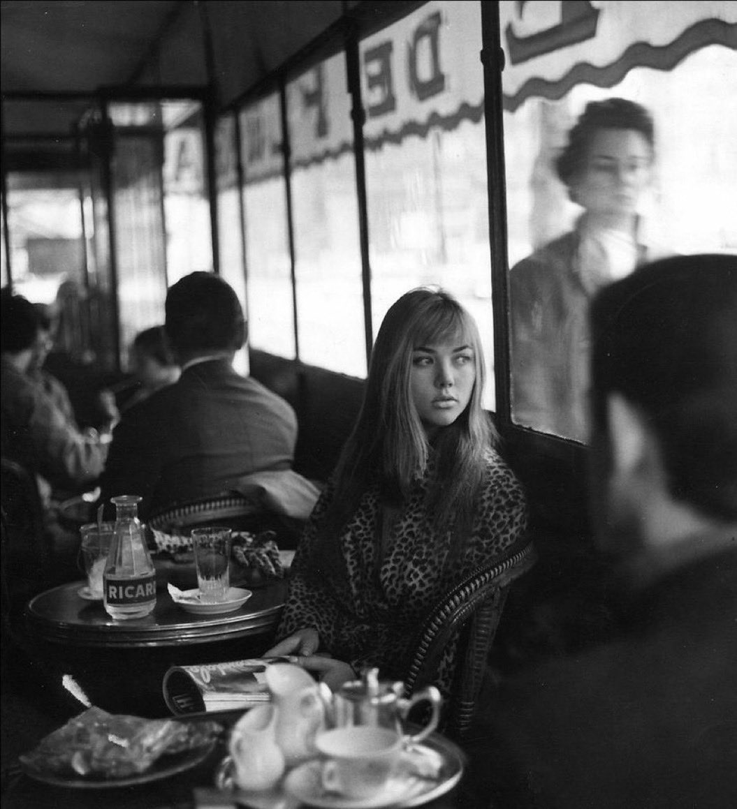 لا أستطيع أن أكون محايداً 

مع إمرأة تبهرُني ولا مع قصيدة تدهشني

ولا مع عطر يزلزلني ..

🥀🌻🫧