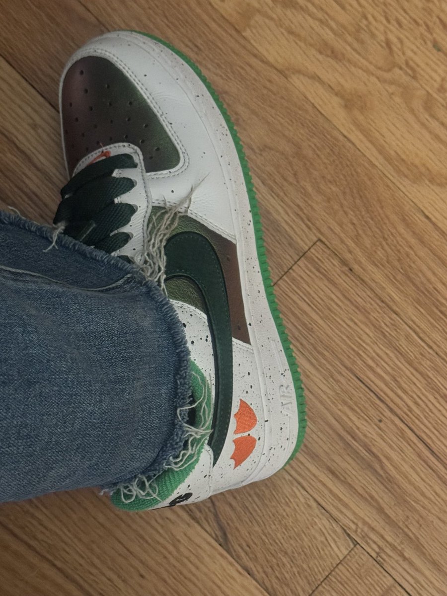 thatlawyerLisa's tweet photo. When you are sitting visiting a client in jail, another inmate comes through, stops and says, “you are the chick lawyer with the Oregon kix.”
I am not sure how I feel about this.
For reference I was wearing these. #GoDucks #doaf https://t.co/oC9zrcGjpK