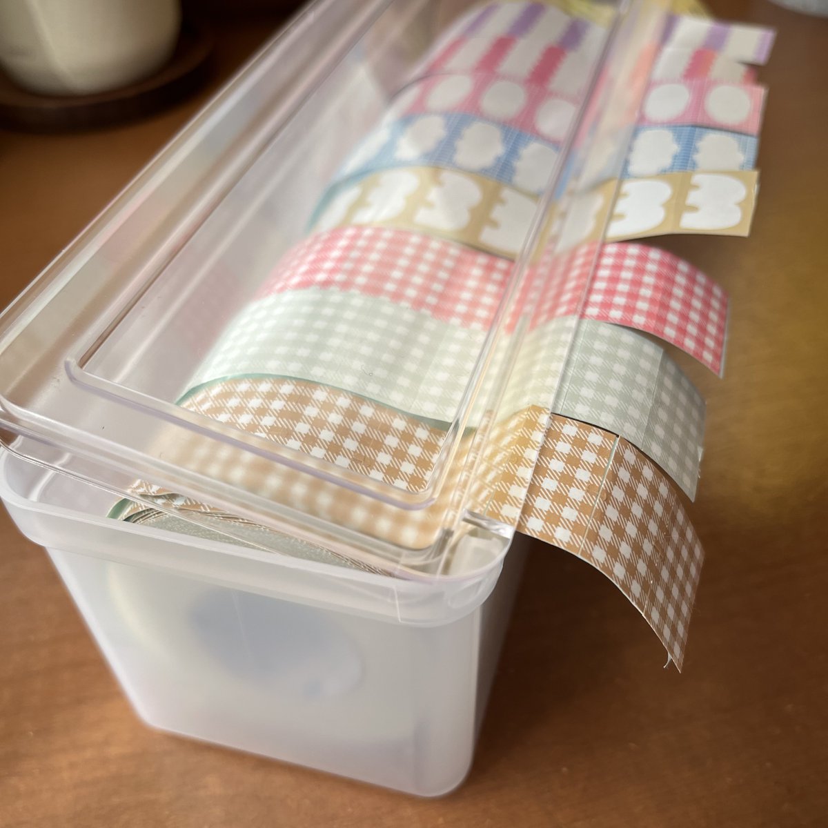 cstpll's tweet photo. ダイソーの「中が見えるケース ロング」、蓋が開く方ではなくて背面側(？)の細い隙間からシールを出しています。蓋が完全に閉まります。最初隙間に差し込む時は、シールを剥がして剥離紙を少ししごいてカールさせるとスルッと入りやすいです。(勢いよく引き出すとシールが剥がれるので注意)
#いまる民 https://t.co/xUv4svXT7p