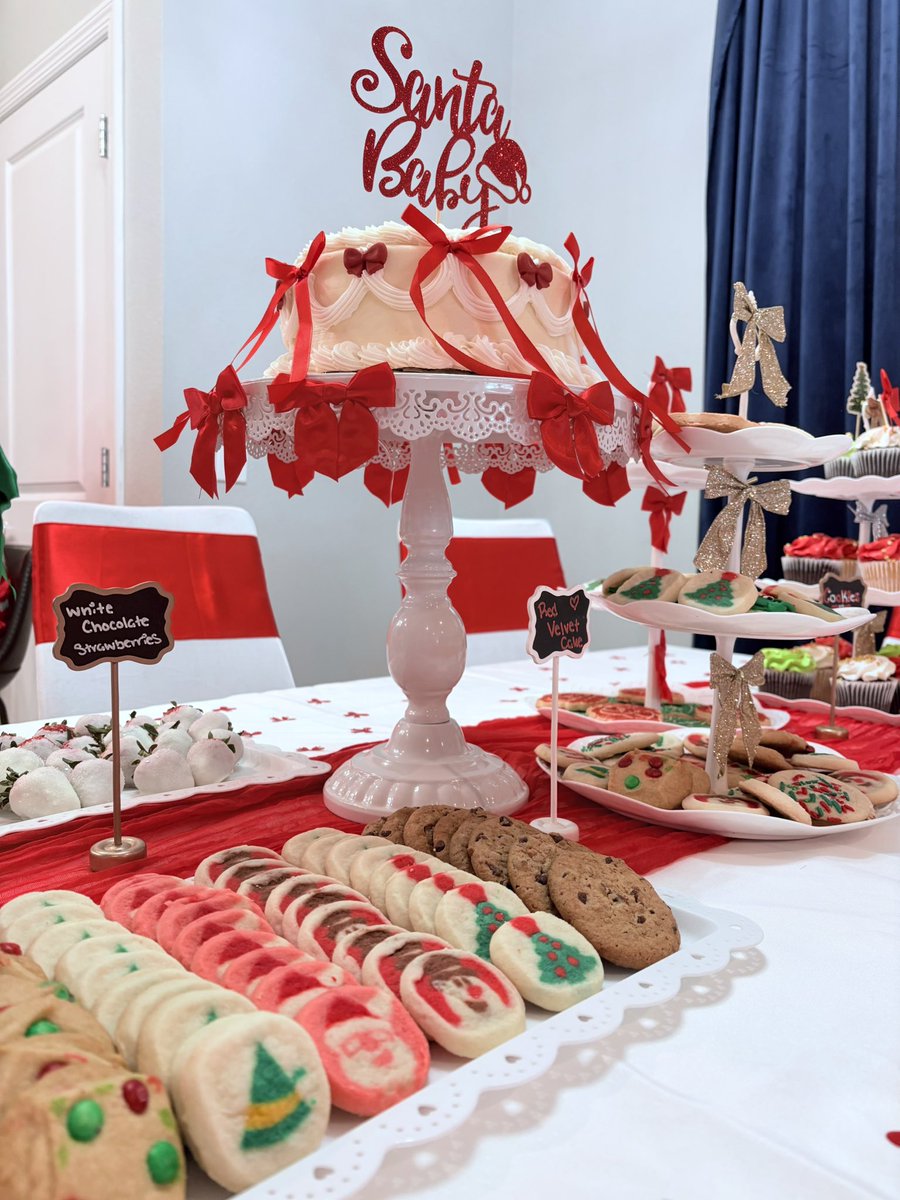 beccaaa_a's tweet photo. Our merry little baby shower 🎀❤️🎄🍼 https://t.co/f1hxqazwe4