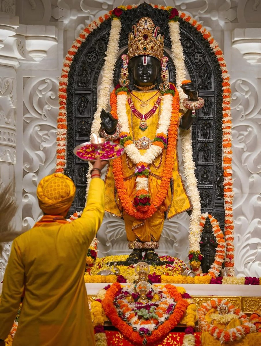 ShriAyodhya_'s tweet photo. राम नाम हल जोतिये, सुमिरन बीज लगाय।
खंड ब्रह्मांड सूखा पड़े, भक्ति वृथा नहीं जाय।। https://t.co/fyu200iJEF