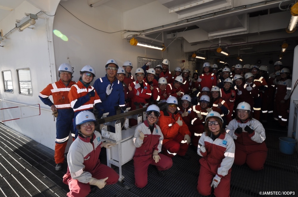 Chikyu_JAMSTEC's tweet photo. 5 Dec. #Exp503 も終盤。ついに最後のコアが上がってきました。
研究者やラボ関係者たちが最後のコアと一緒に、記念撮影📸✨
ラボでは、首席研究者を中心に、変質が進む前に急いで採りたい試料について話し合われ、それに従ったサンプリングを行っています。
#IODP3 #JAMSTEC #Chikyu https://t.co/S5Pu0kgyN1