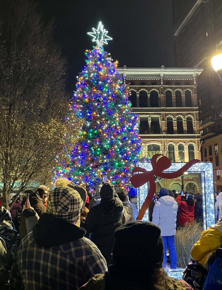 AndreaHorwath's tweet photo. #Hamont Kicking off the holiday season together at the Gore Park Holiday Tree of Hope Lighting, was pure magic.

This tradition has brought joy and support to families for nearly 50 years, and I’m grateful to the Rotary Club of Hamilton for keeping that spirit alive.

A big thank you to the Downtown Hamilton BIA, our Tourism and Parks teams, and all the staff and volunteers who turned Gore Park into a winter wonderland.

And don’t forget, free carousel rides continue until Dec 15, 12 - 8 pm daily!